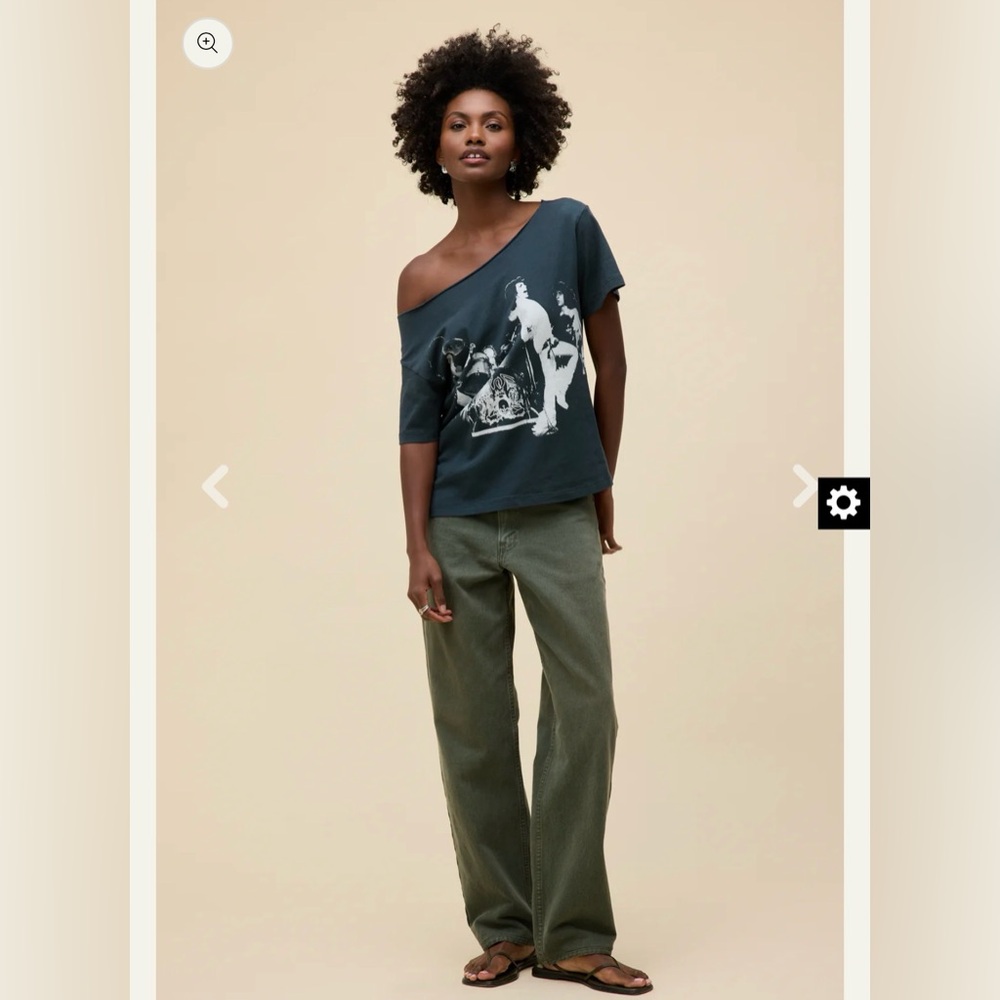 DAYDREAMER “QUEEN” Off Shoulder Graphic Tee